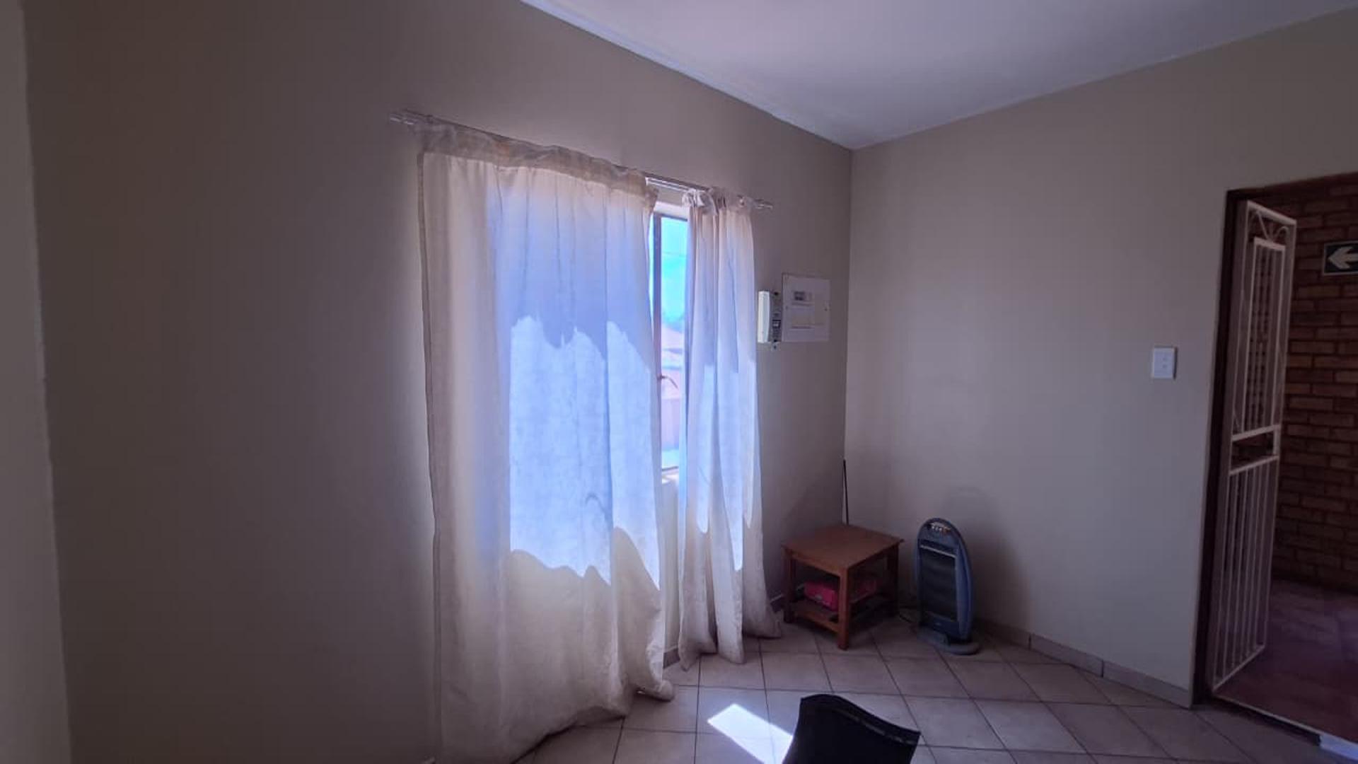 Lounges - 14 square meters of property in Randfontein