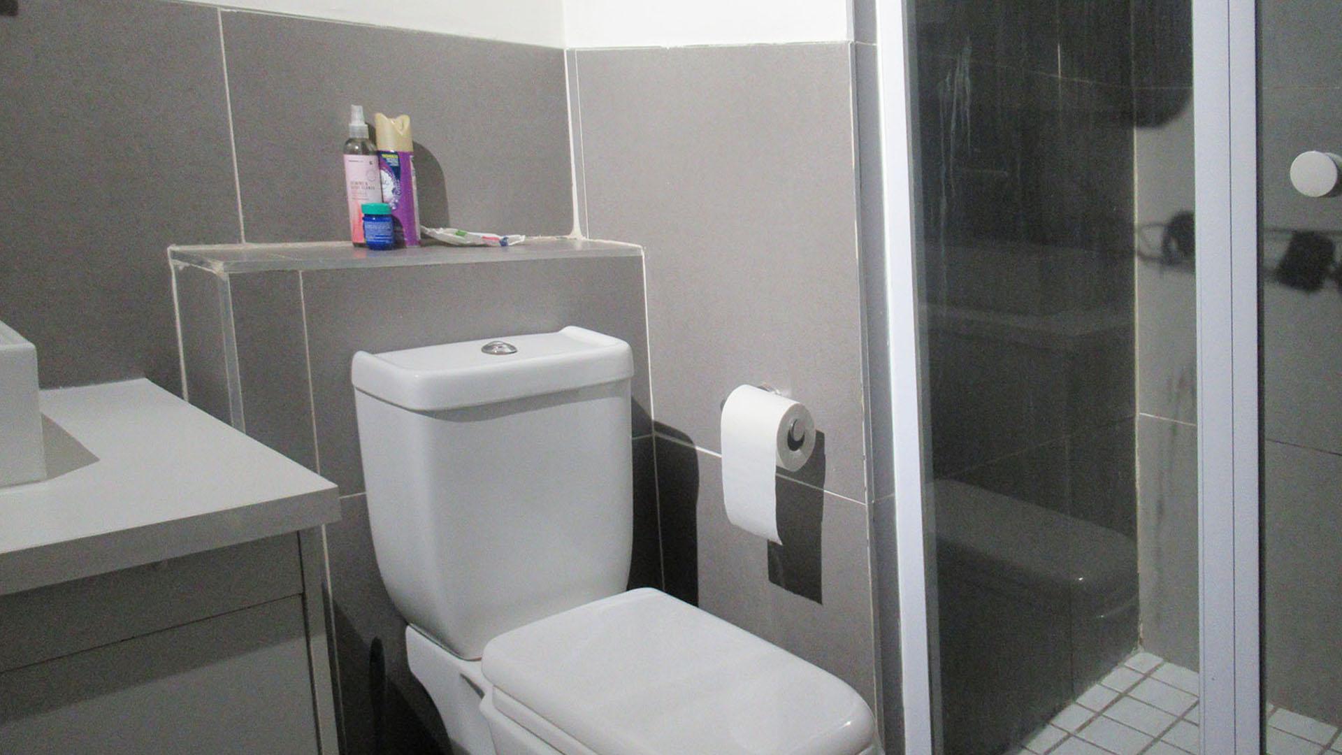 Bathroom 1 - 7 square meters of property in City and Suburban