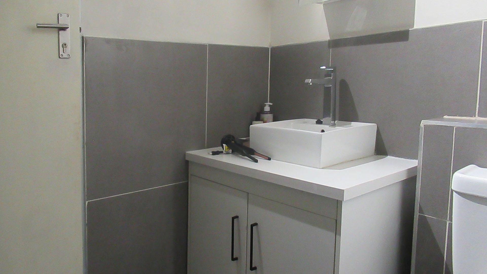 Bathroom 1 - 7 square meters of property in City and Suburban