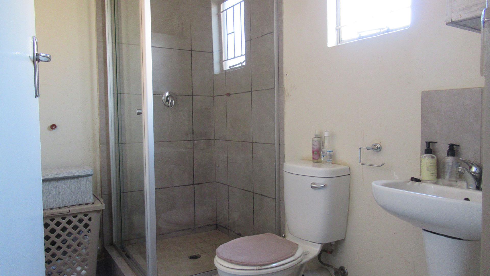 Main Bathroom - 5 square meters of property in Sky City
