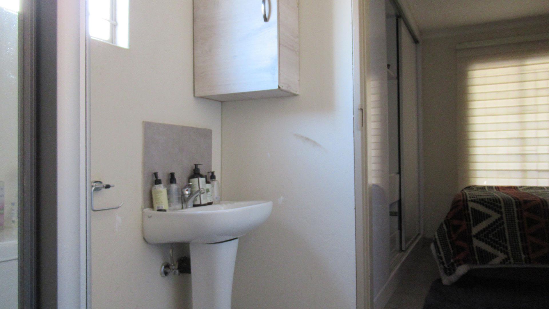 Main Bathroom - 5 square meters of property in Sky City