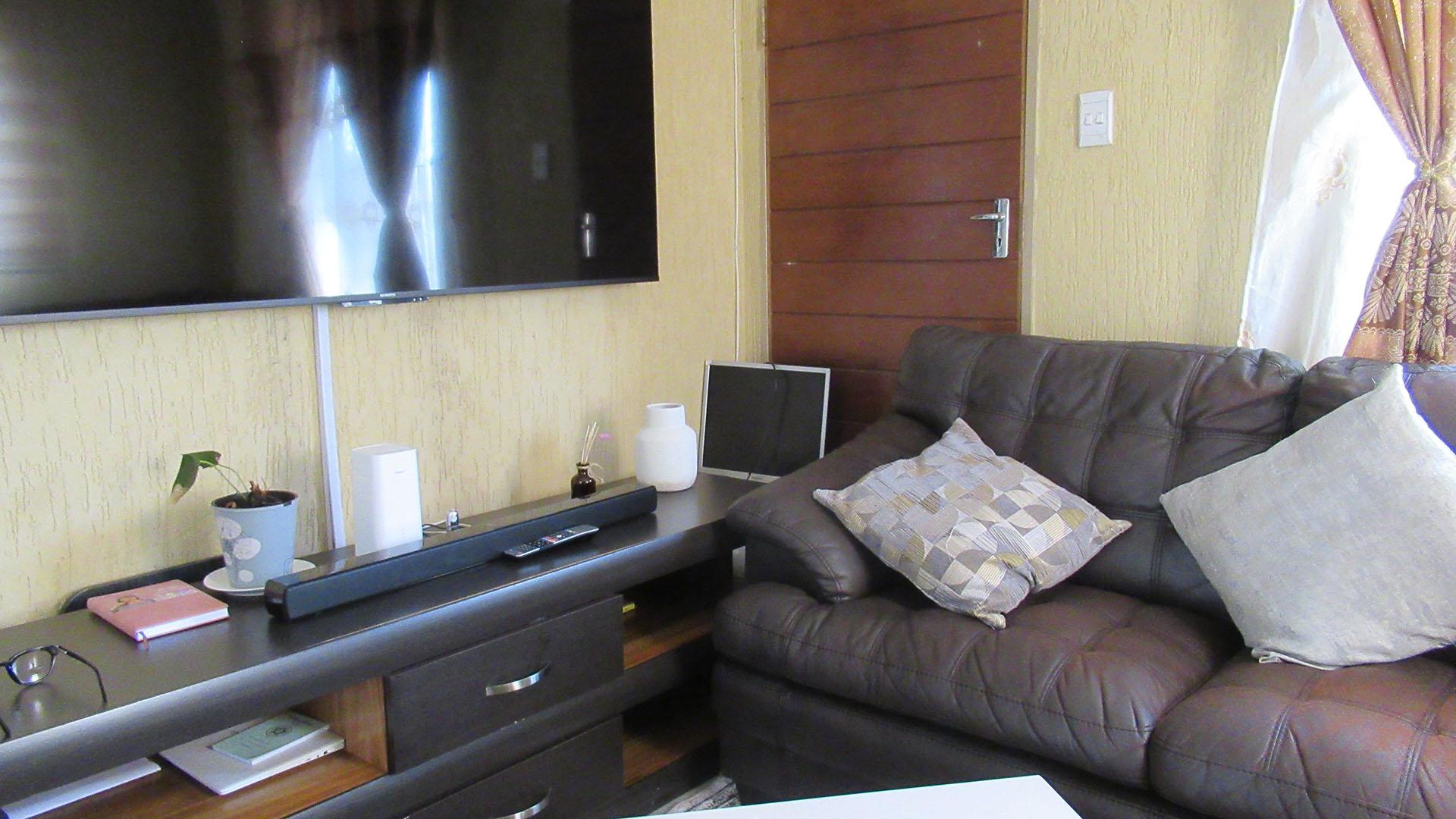 Lounges - 11 square meters of property in Sky City