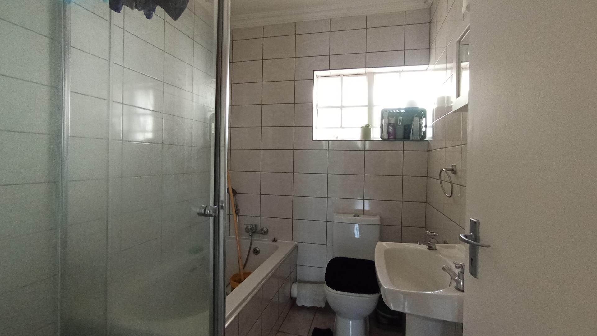Bathroom 1 - 5 square meters of property in Noordwyk
