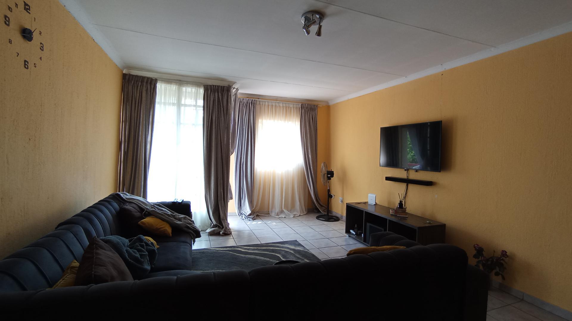 Lounges - 27 square meters of property in Noordwyk