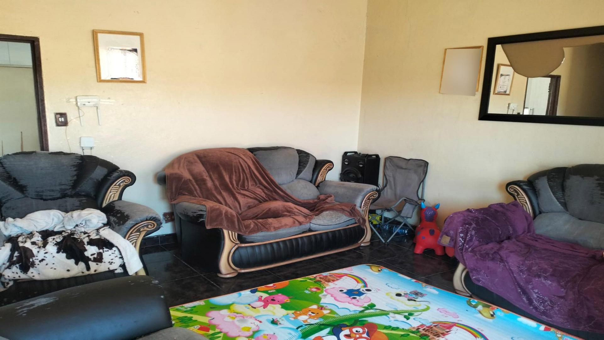 Lounges of property in Klipspruit West