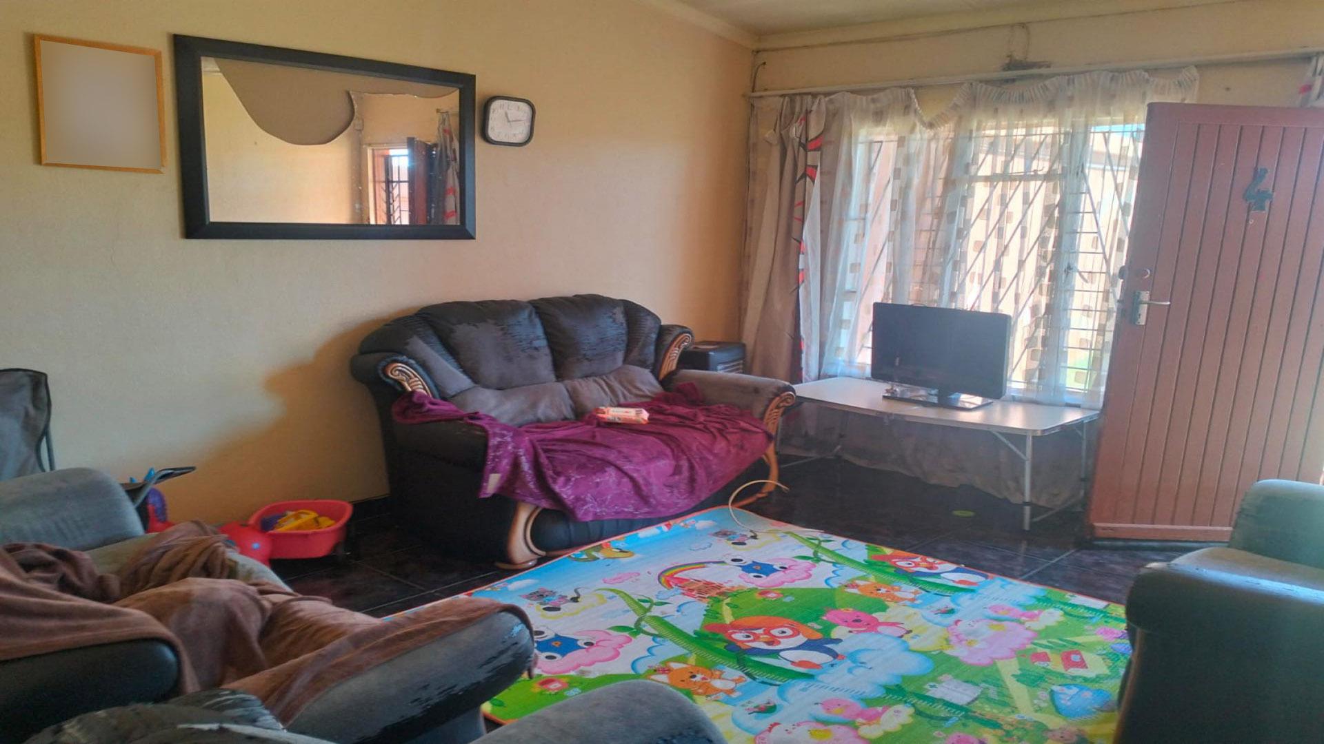Lounges of property in Klipspruit West
