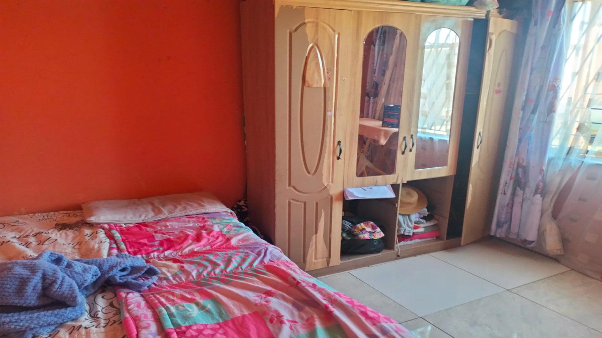 Bed Room 1 of property in Klipspruit West