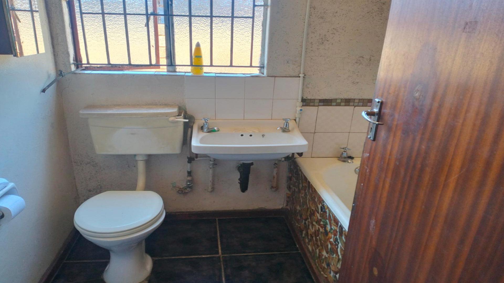 Bathroom 1 of property in Klipspruit West