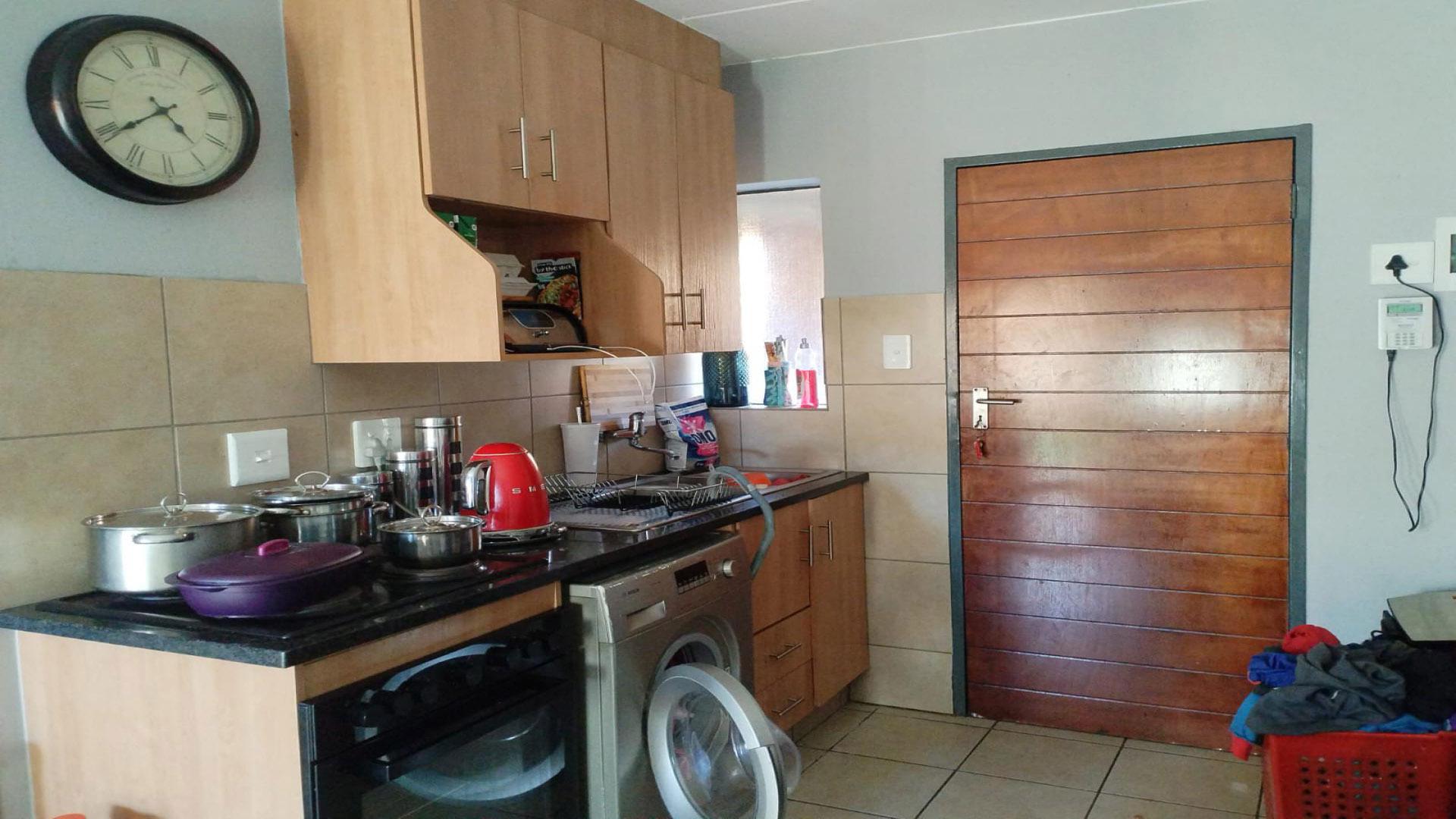 Kitchen of property in Alveda