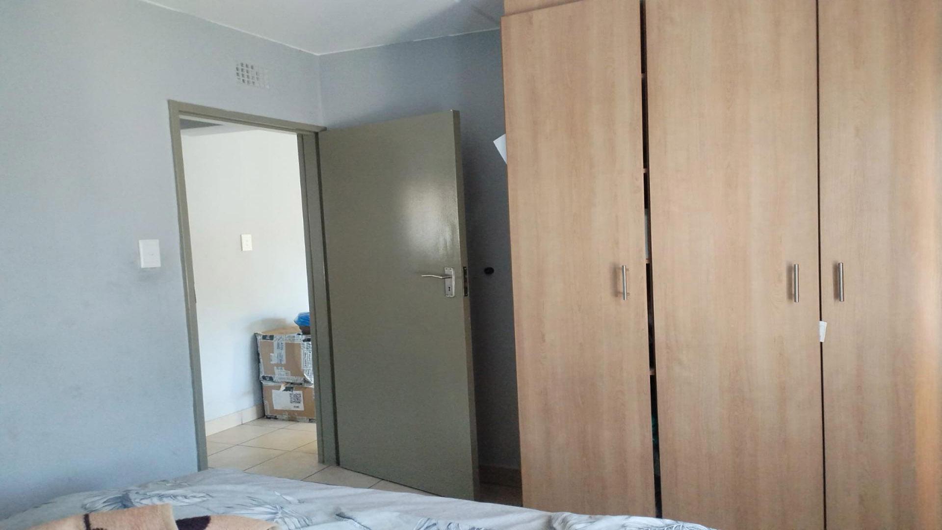Bed Room 1 of property in Alveda