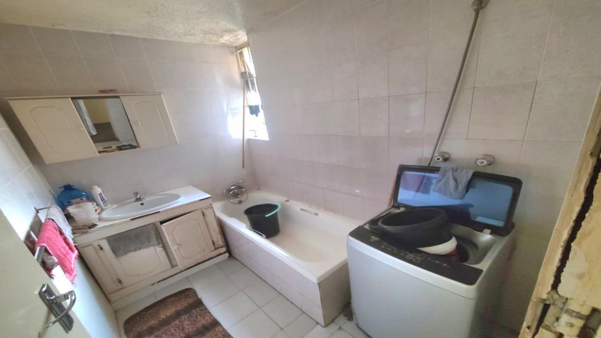 Bathroom 1 of property in Emalahleni (Witbank) 