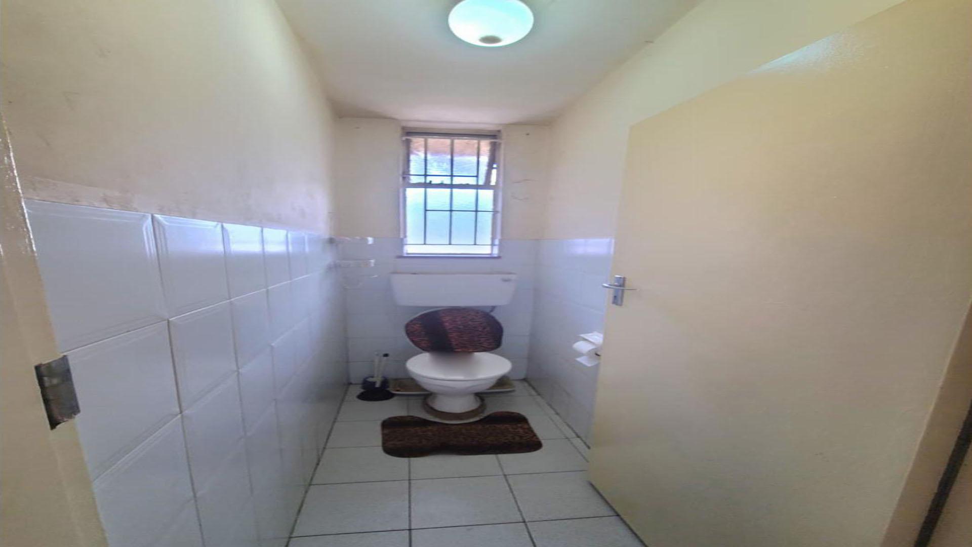 Bathroom 1 of property in Emalahleni (Witbank) 