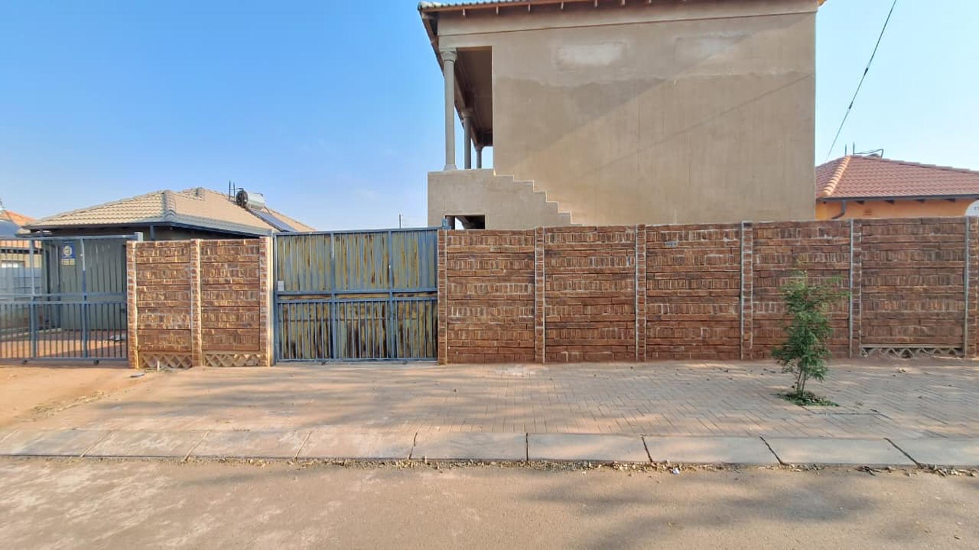 Front View of property in Protea Glen