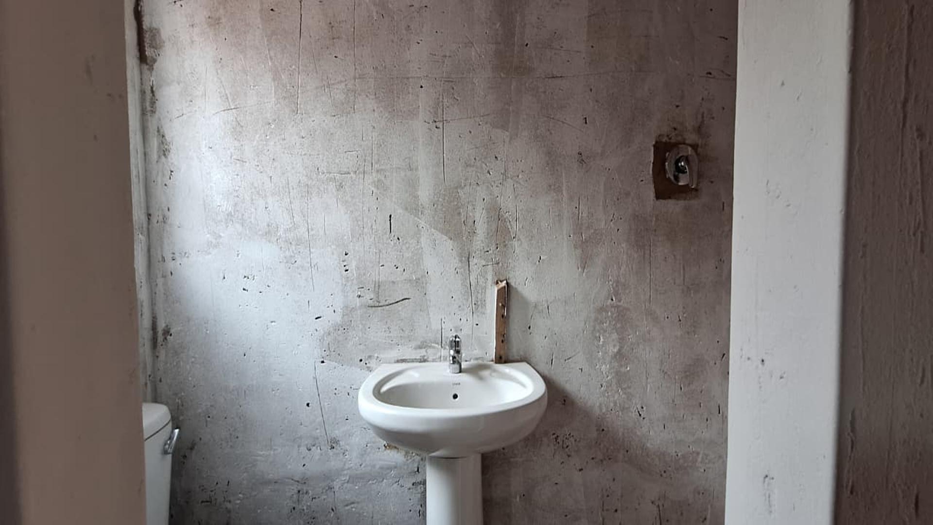 Bathroom 3+ - 8 square meters of property in Protea Glen