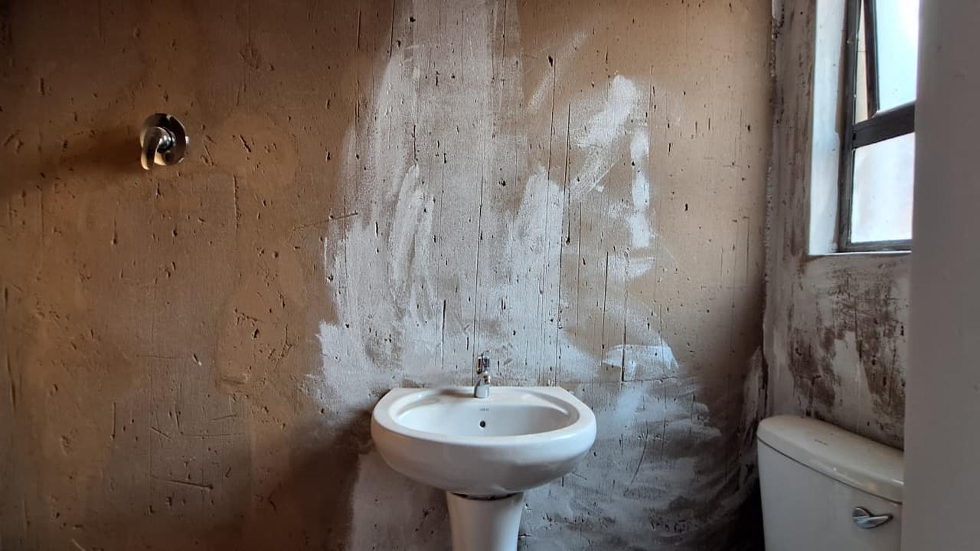 Bathroom 2 - 2 square meters of property in Protea Glen