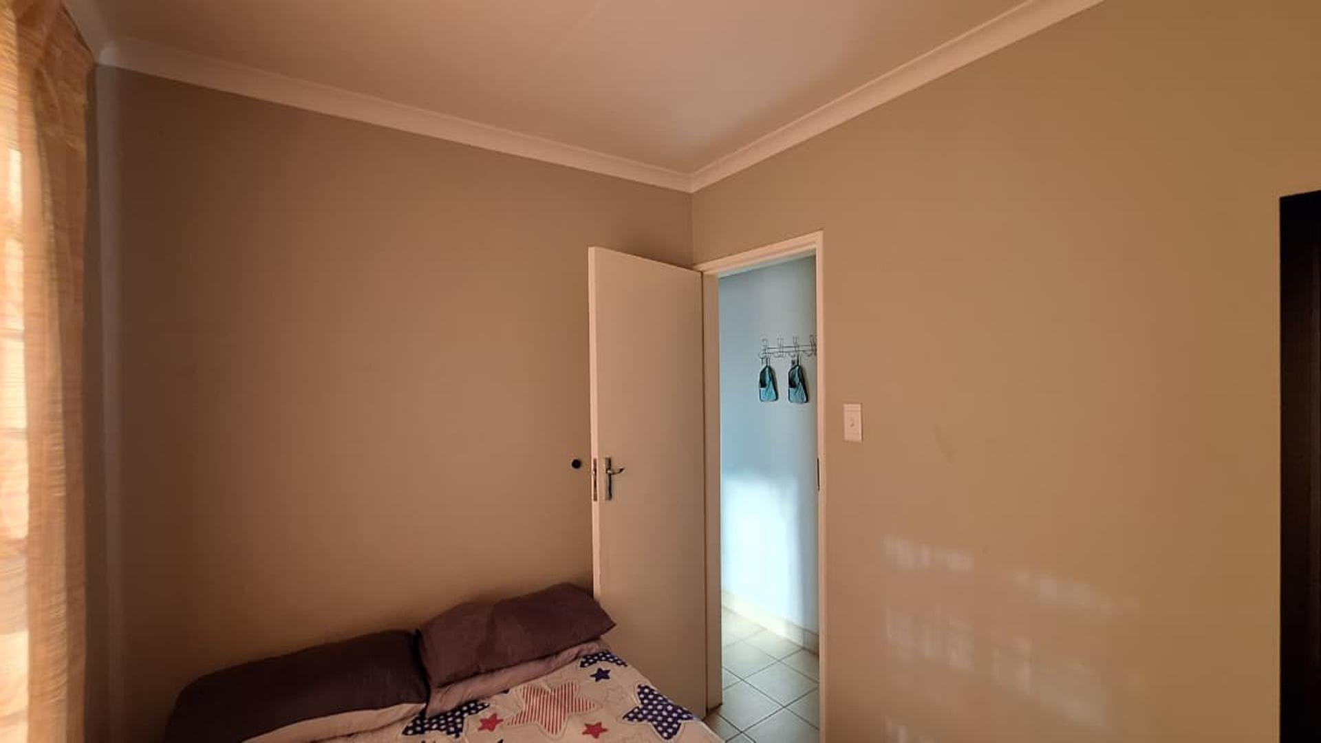 Bed Room 3 of property in Protea Glen