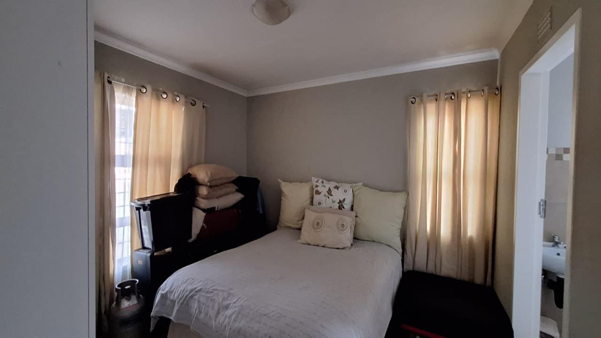 Main Bedroom - 13 square meters of property in Protea Glen