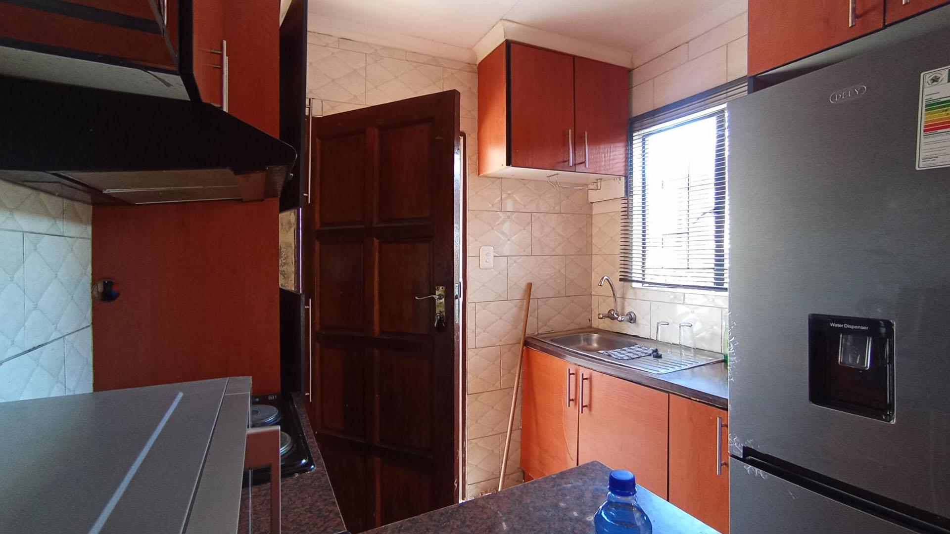 Kitchen - 6 square meters of property in Soshanguve East