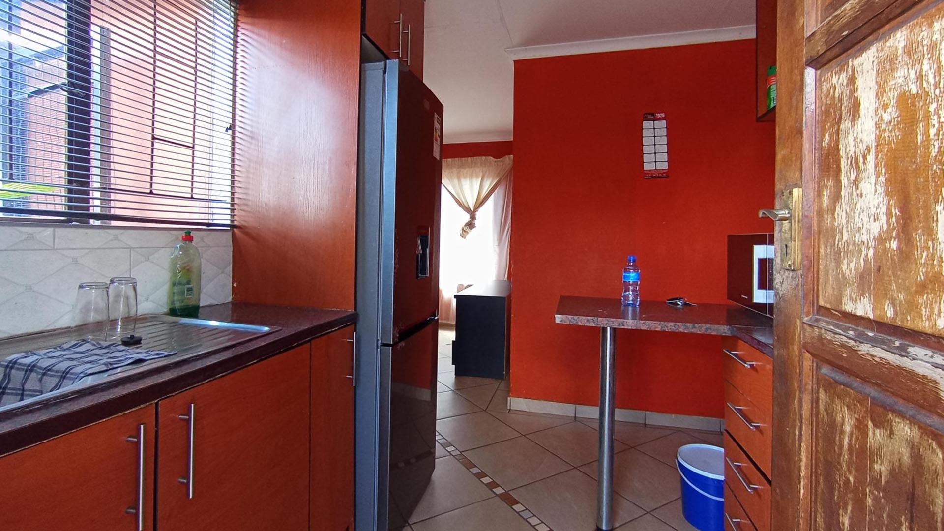 Kitchen - 6 square meters of property in Soshanguve East