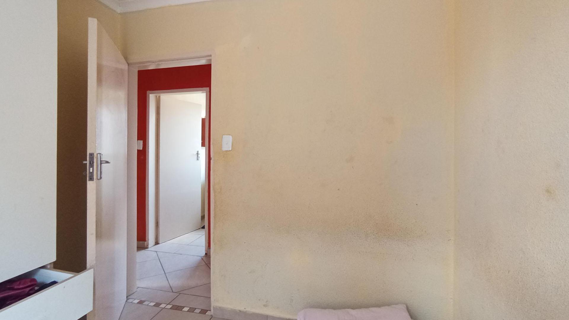 Bed Room 1 - 8 square meters of property in Soshanguve East