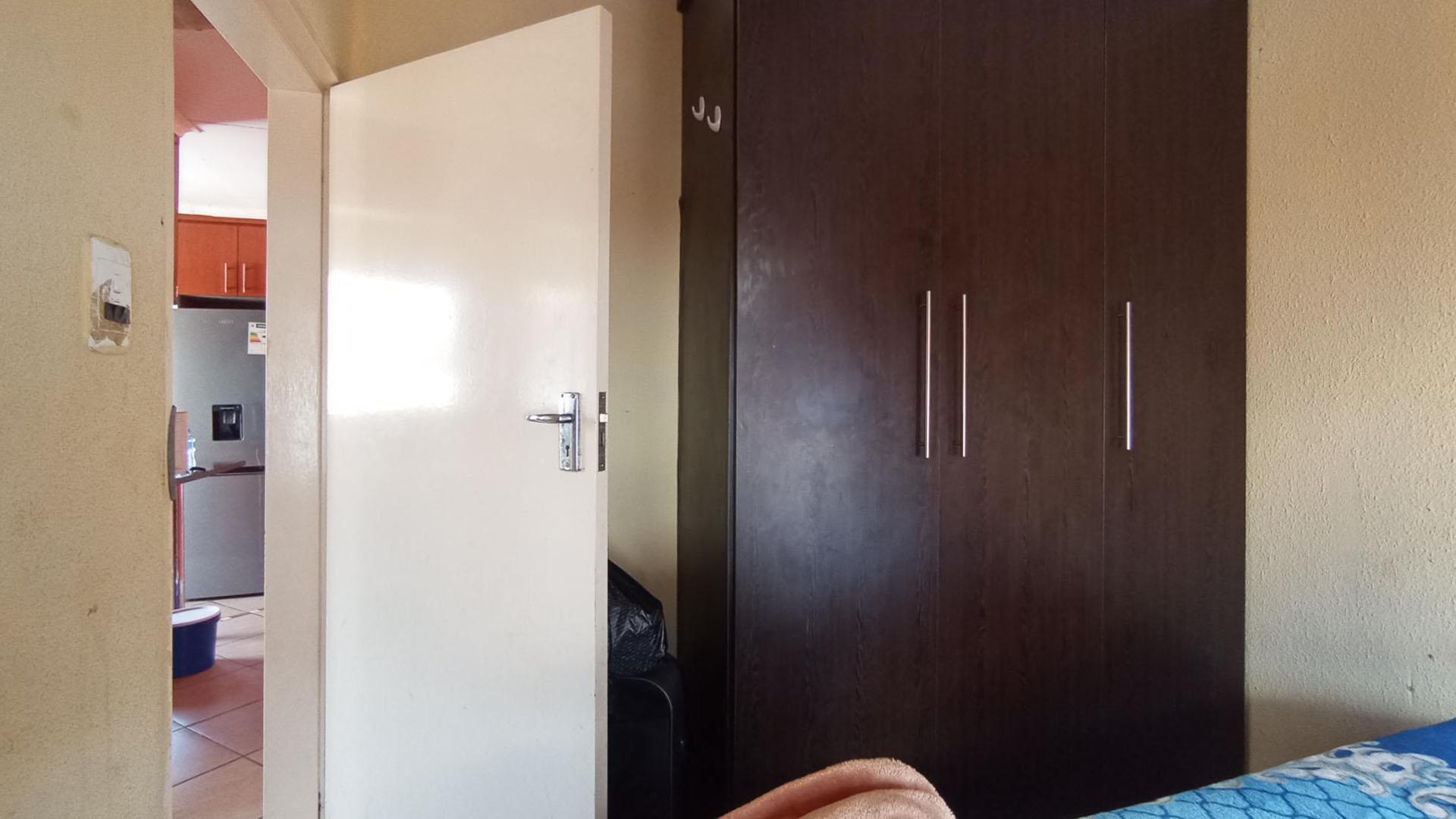 Bed Room 2 - 8 square meters of property in Soshanguve East