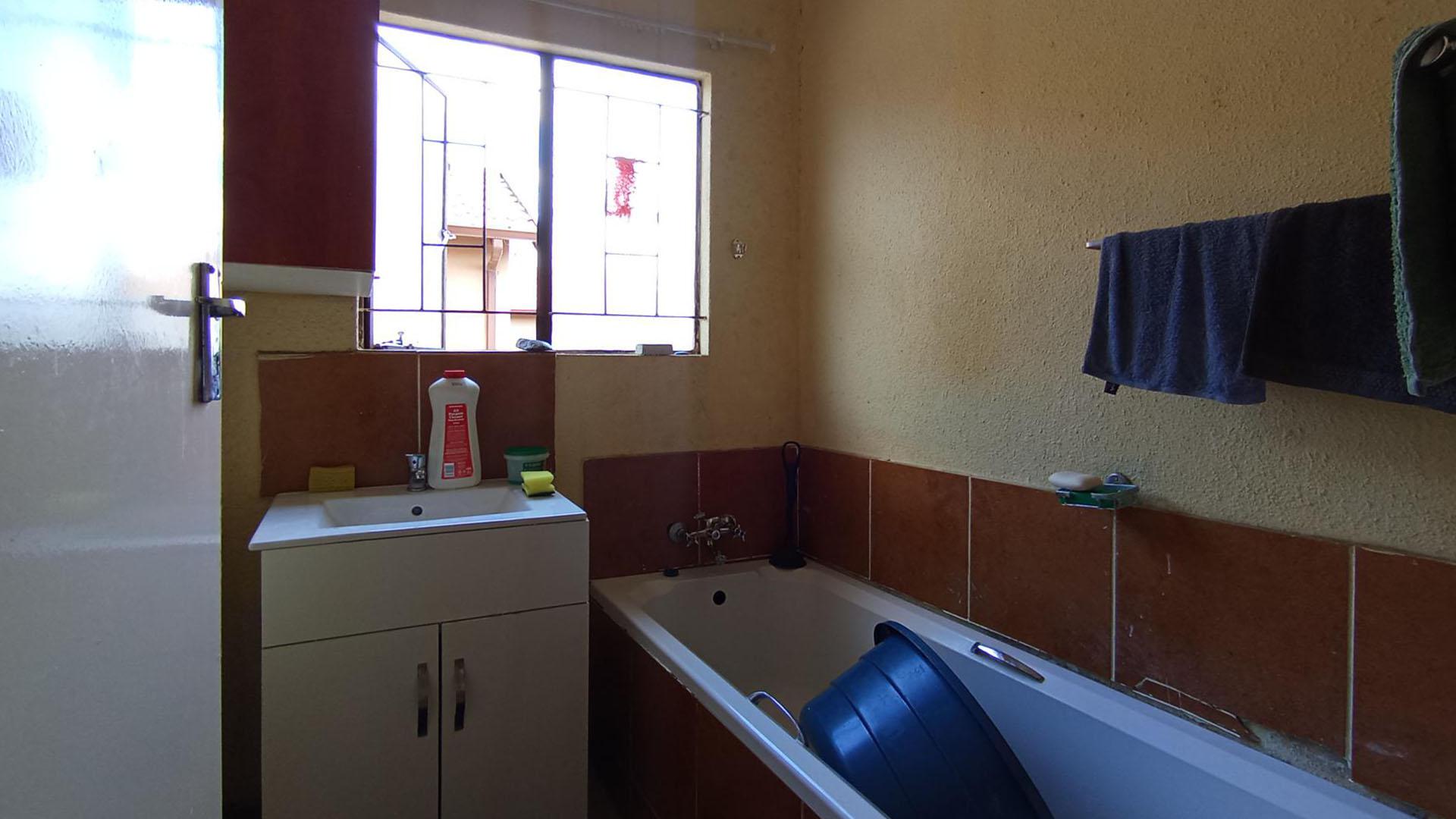 Bathroom 1 - 7 square meters of property in Soshanguve East
