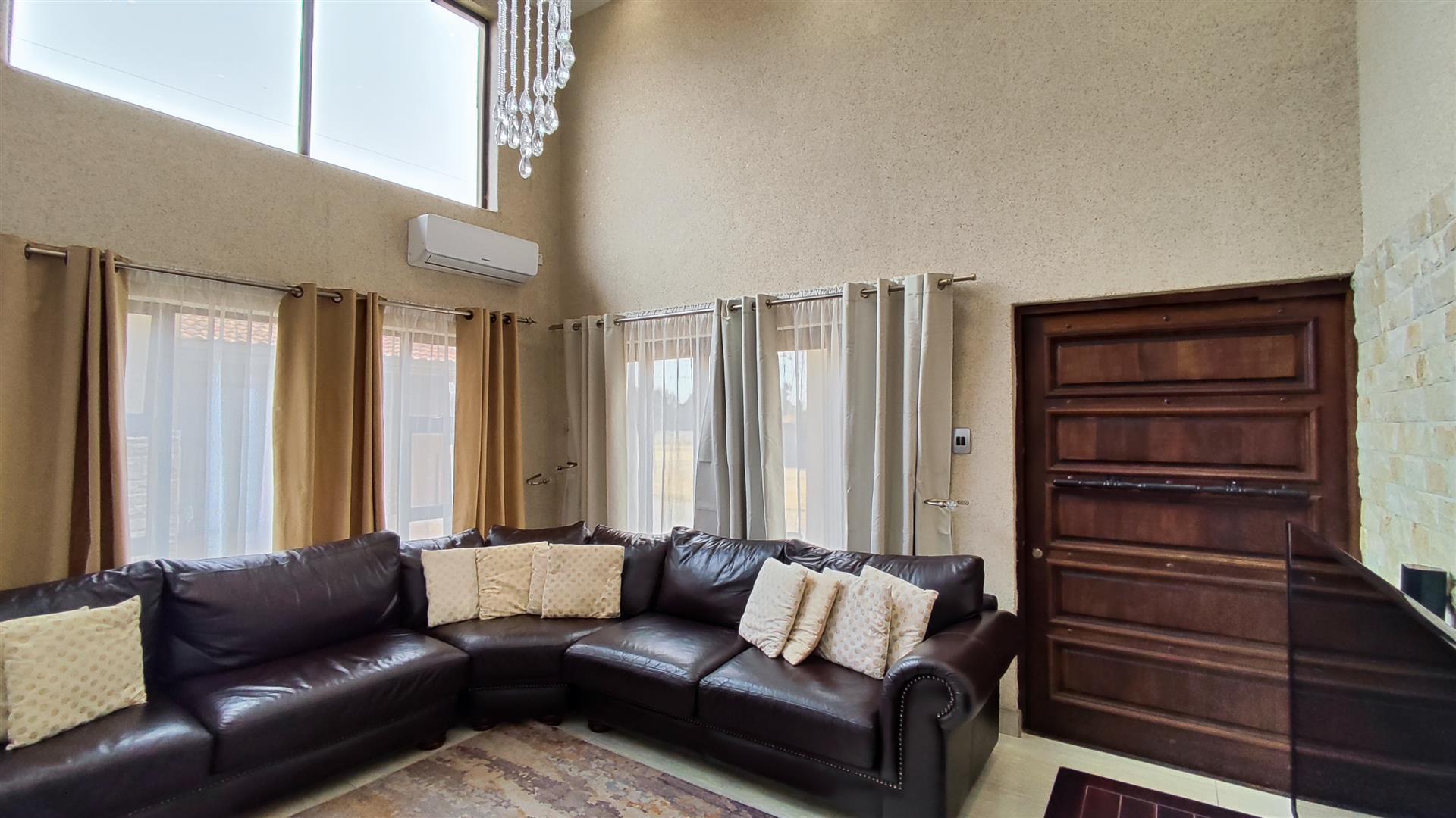 Lounges - 18 square meters of property in Fleurdal