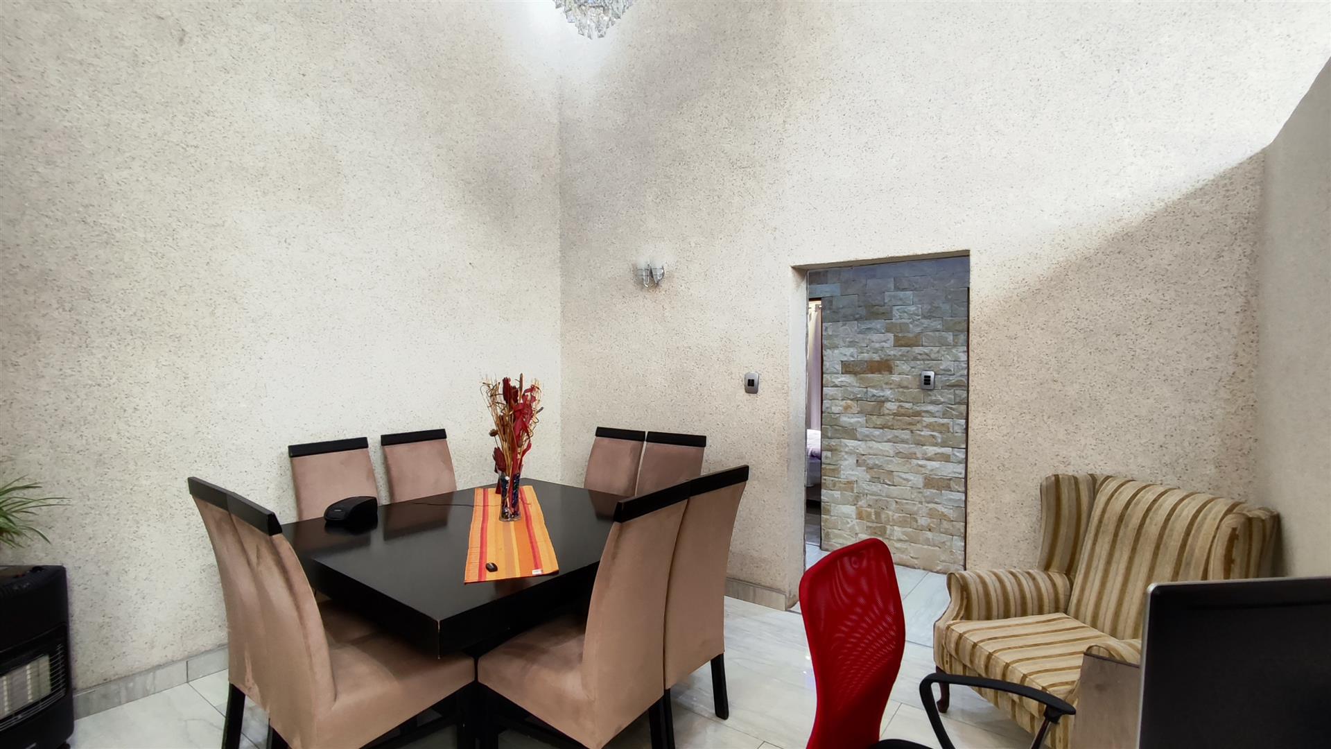 Dining Room - 16 square meters of property in Fleurdal