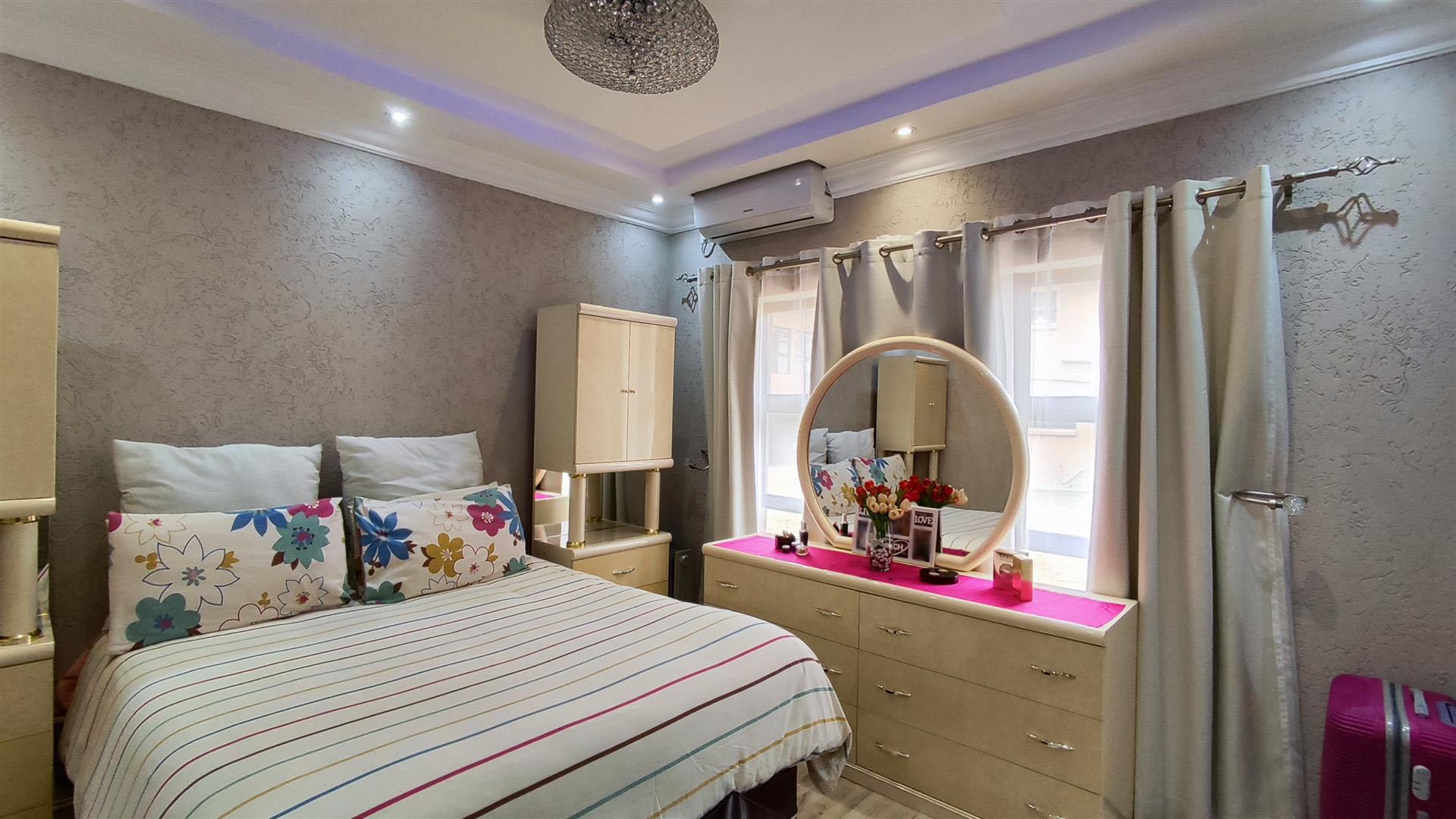 Main Bedroom - 21 square meters of property in Fleurdal