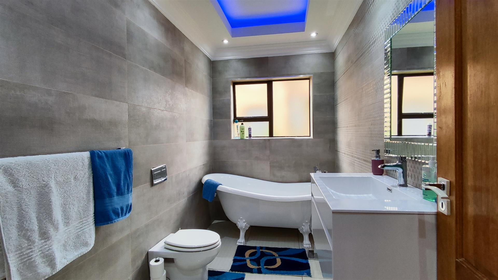 Bathroom 1 - 7 square meters of property in Fleurdal