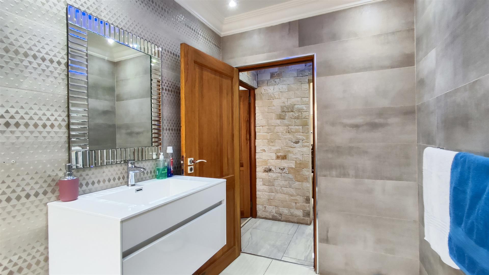 Bathroom 1 - 7 square meters of property in Fleurdal