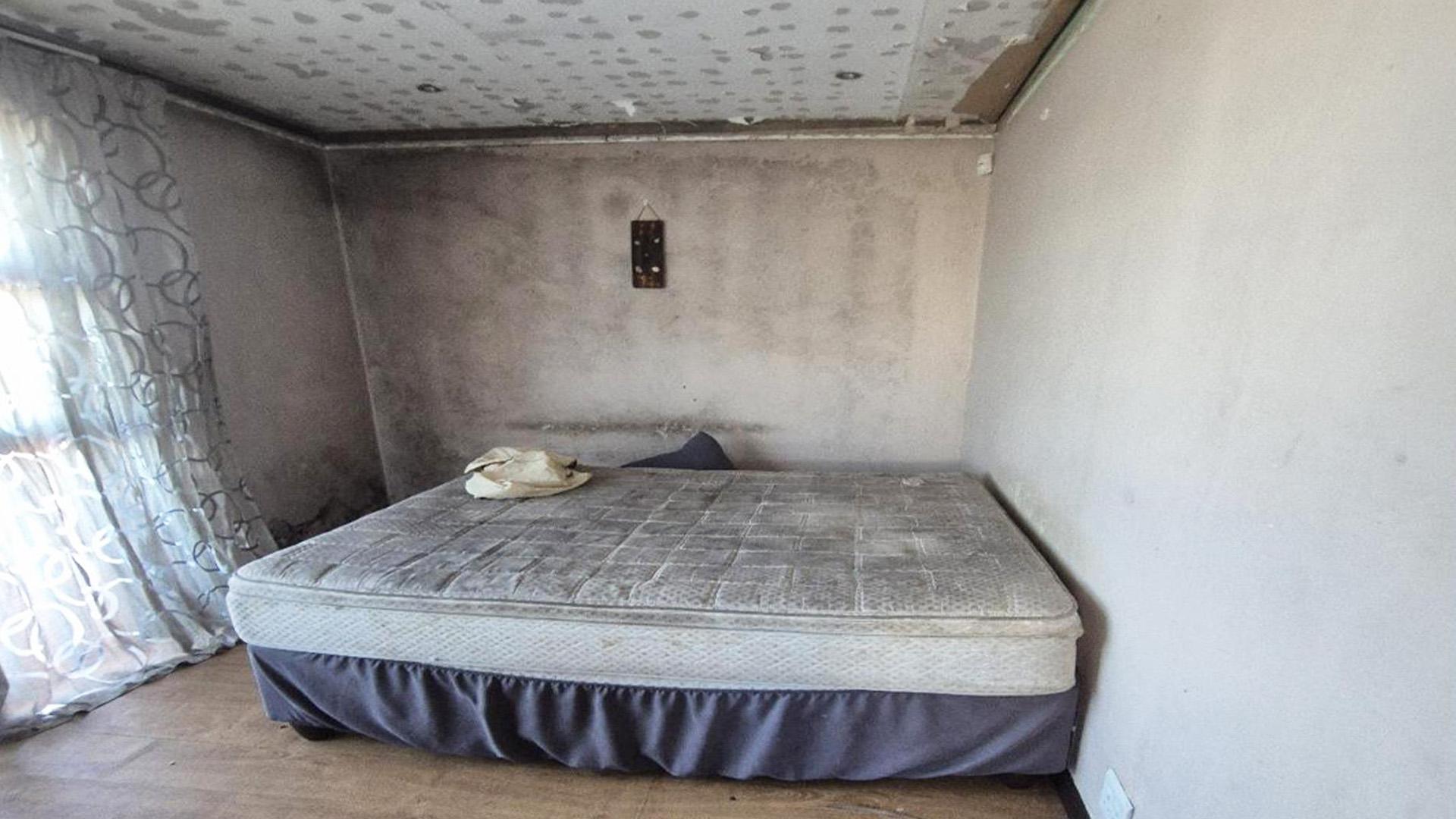 Main Bedroom of property in Motherwell