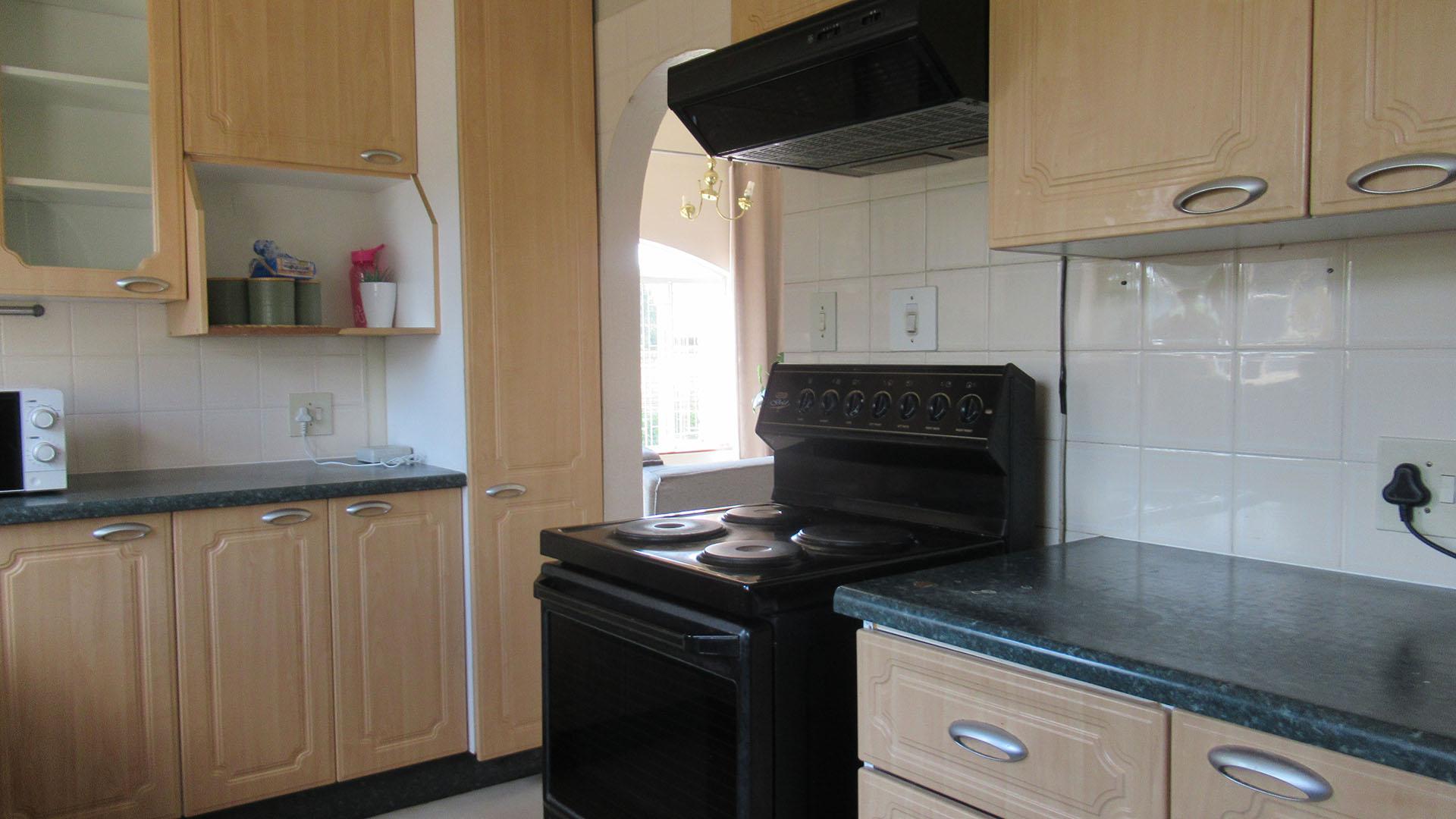 Kitchen - 12 square meters of property in Corlett Gardens