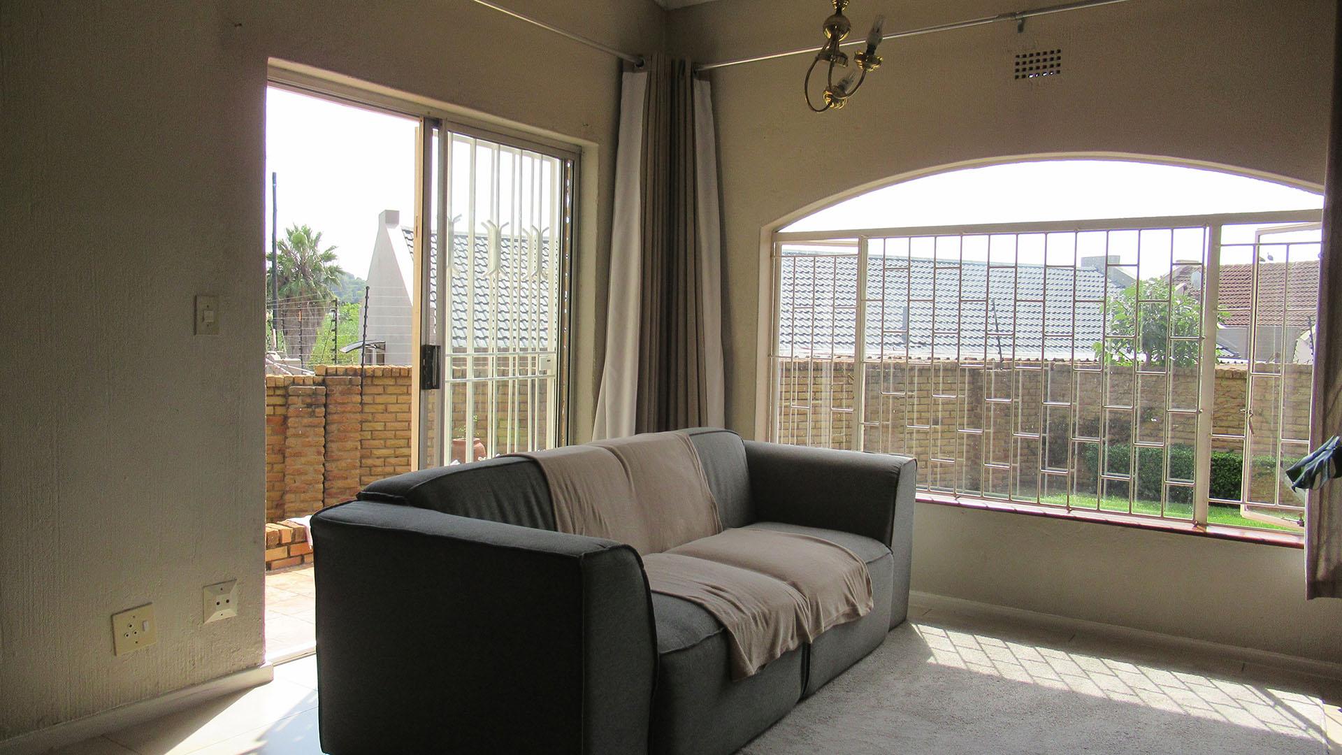 Lounges - 30 square meters of property in Corlett Gardens