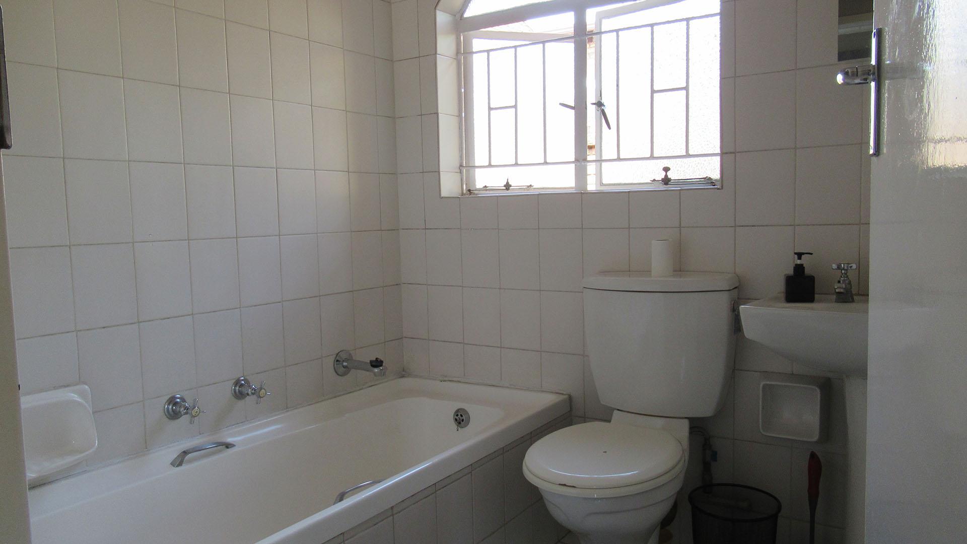 Bathroom 1 - 4 square meters of property in Corlett Gardens