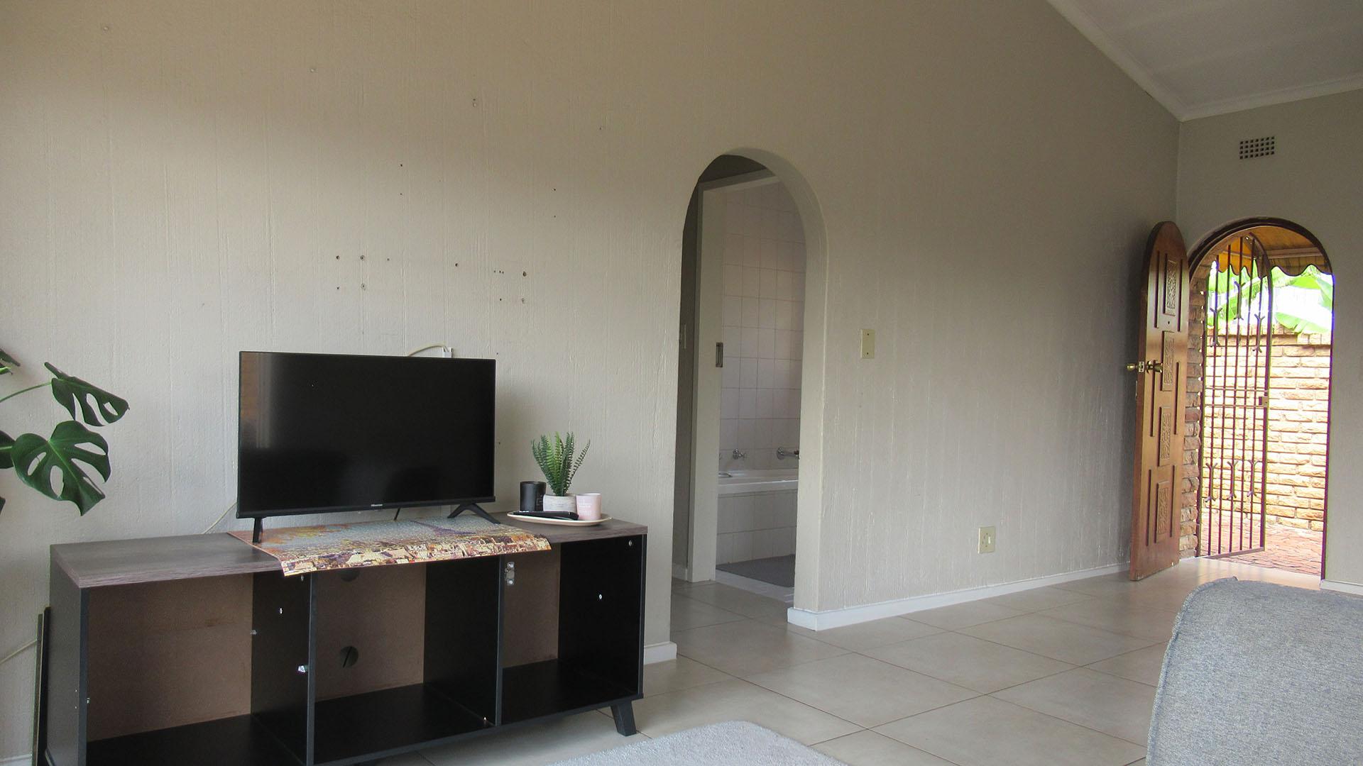 Lounges - 30 square meters of property in Corlett Gardens