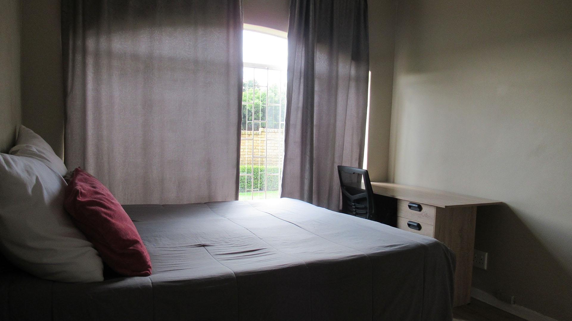 Bed Room 1 - 11 square meters of property in Corlett Gardens