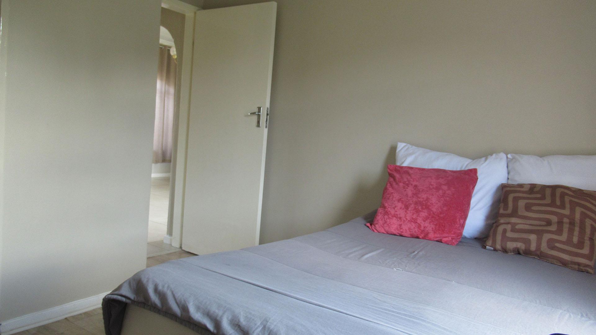 Bed Room 1 - 11 square meters of property in Corlett Gardens