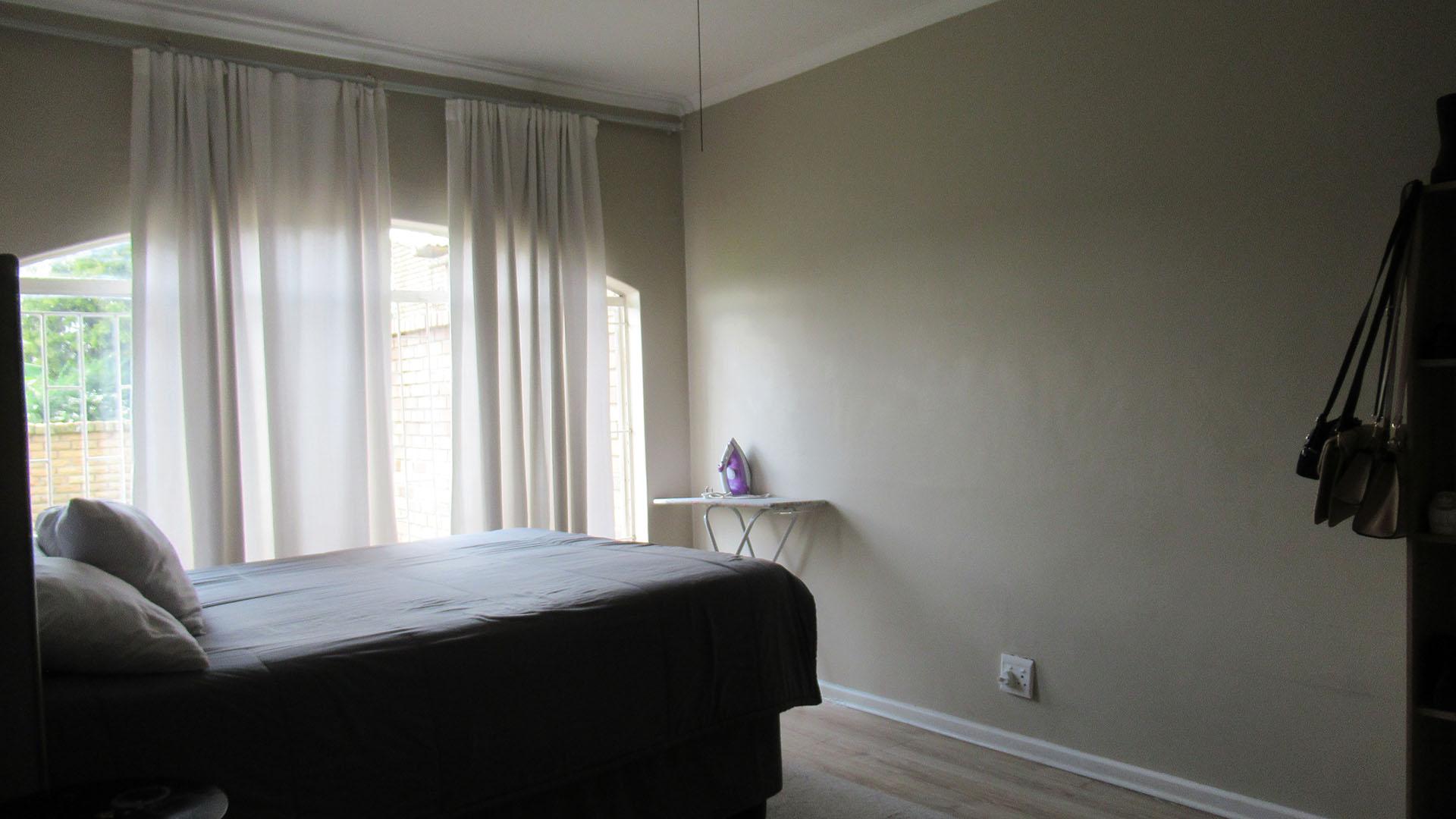Main Bedroom - 23 square meters of property in Corlett Gardens
