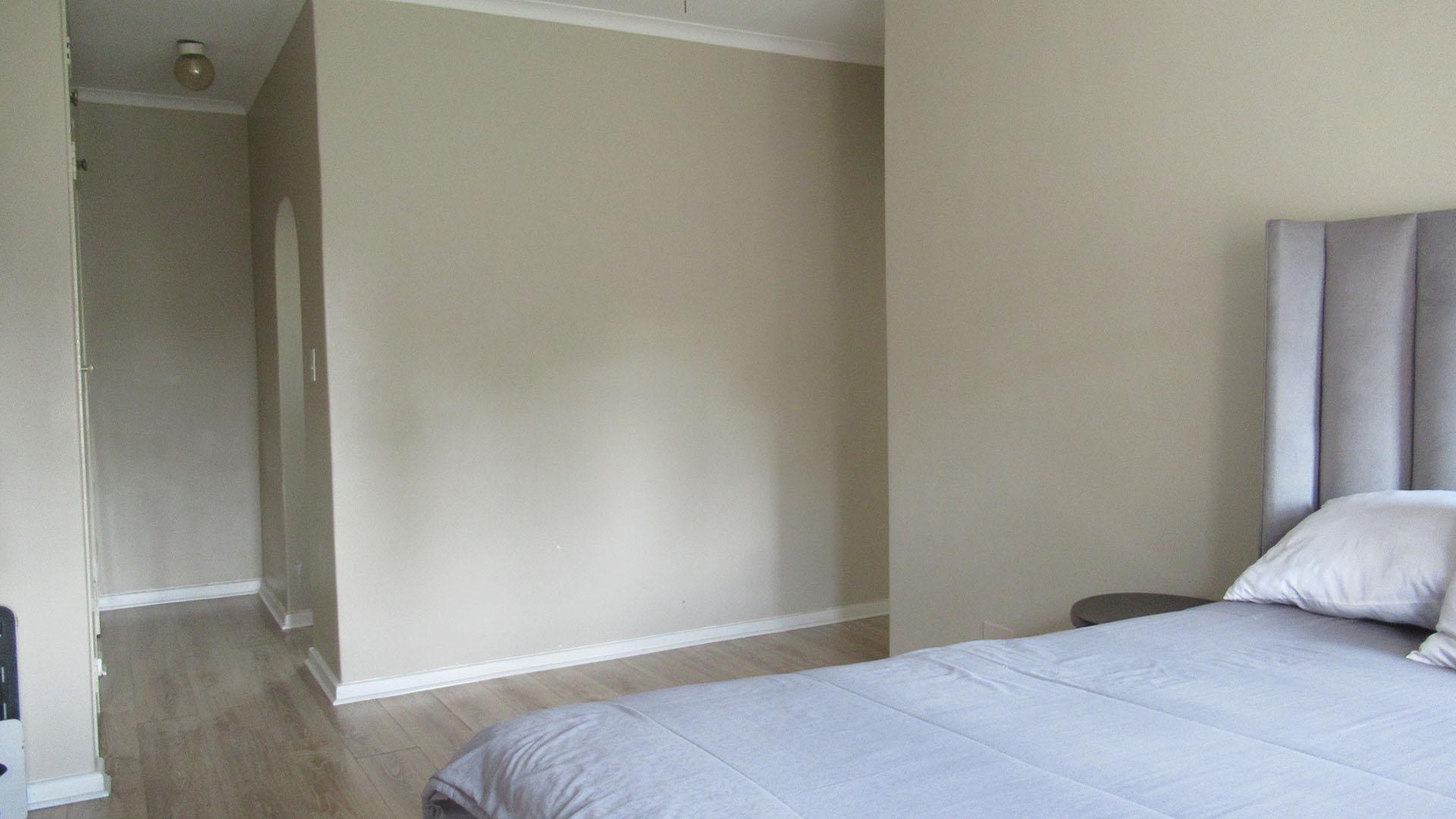 Main Bedroom - 23 square meters of property in Corlett Gardens