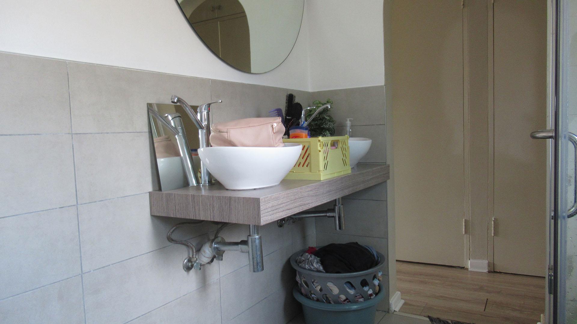 Main Bathroom - 7 square meters of property in Corlett Gardens