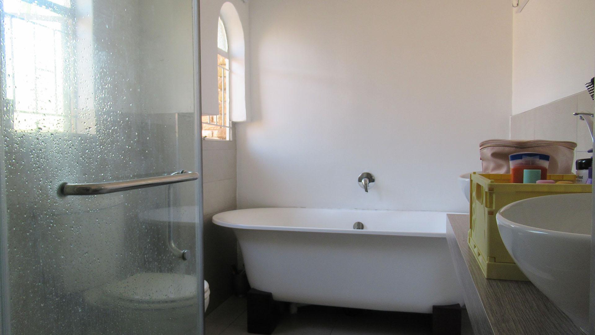 Main Bathroom - 7 square meters of property in Corlett Gardens