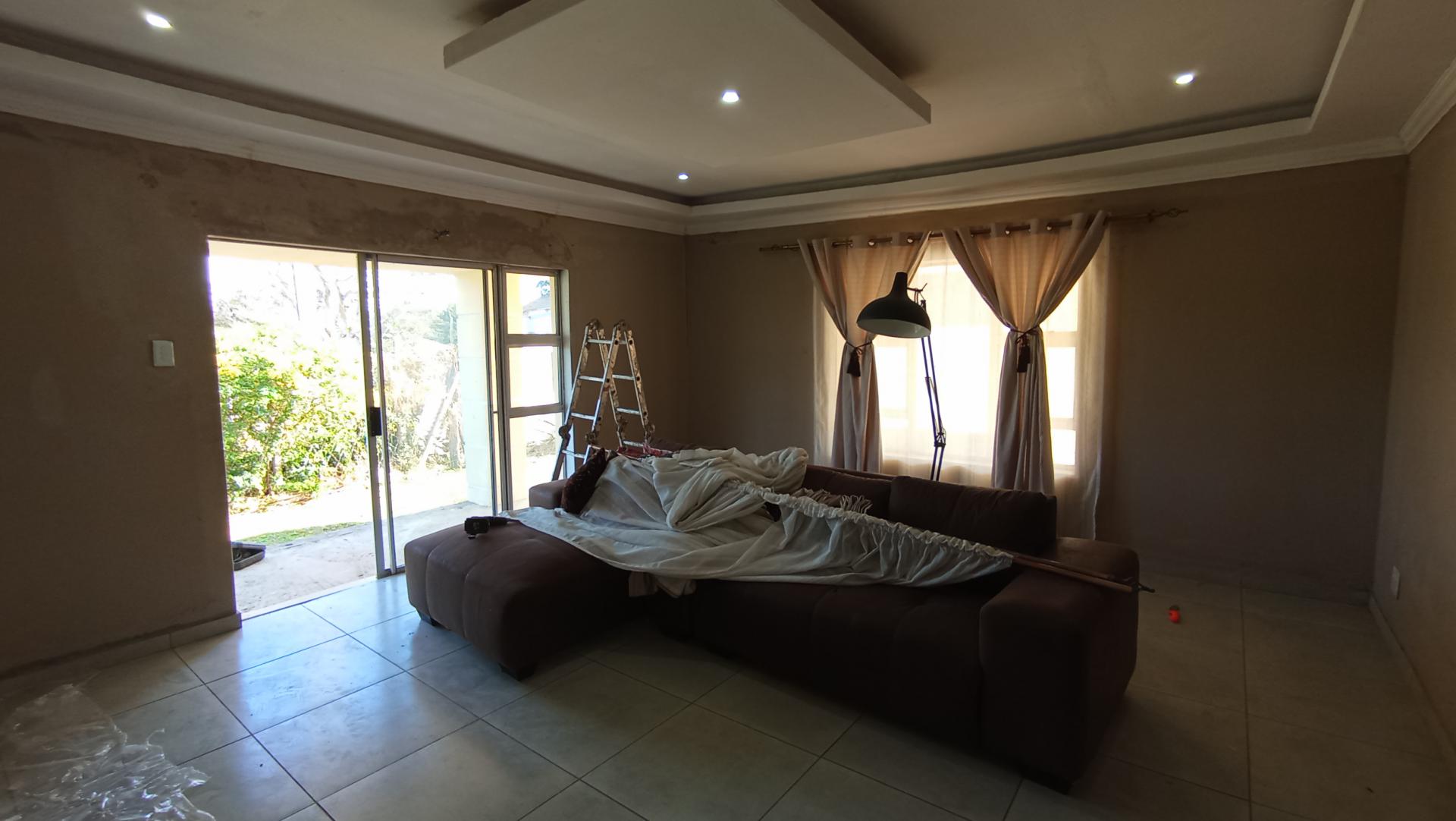 Lounges - 28 square meters of property in Mount Vernon 
