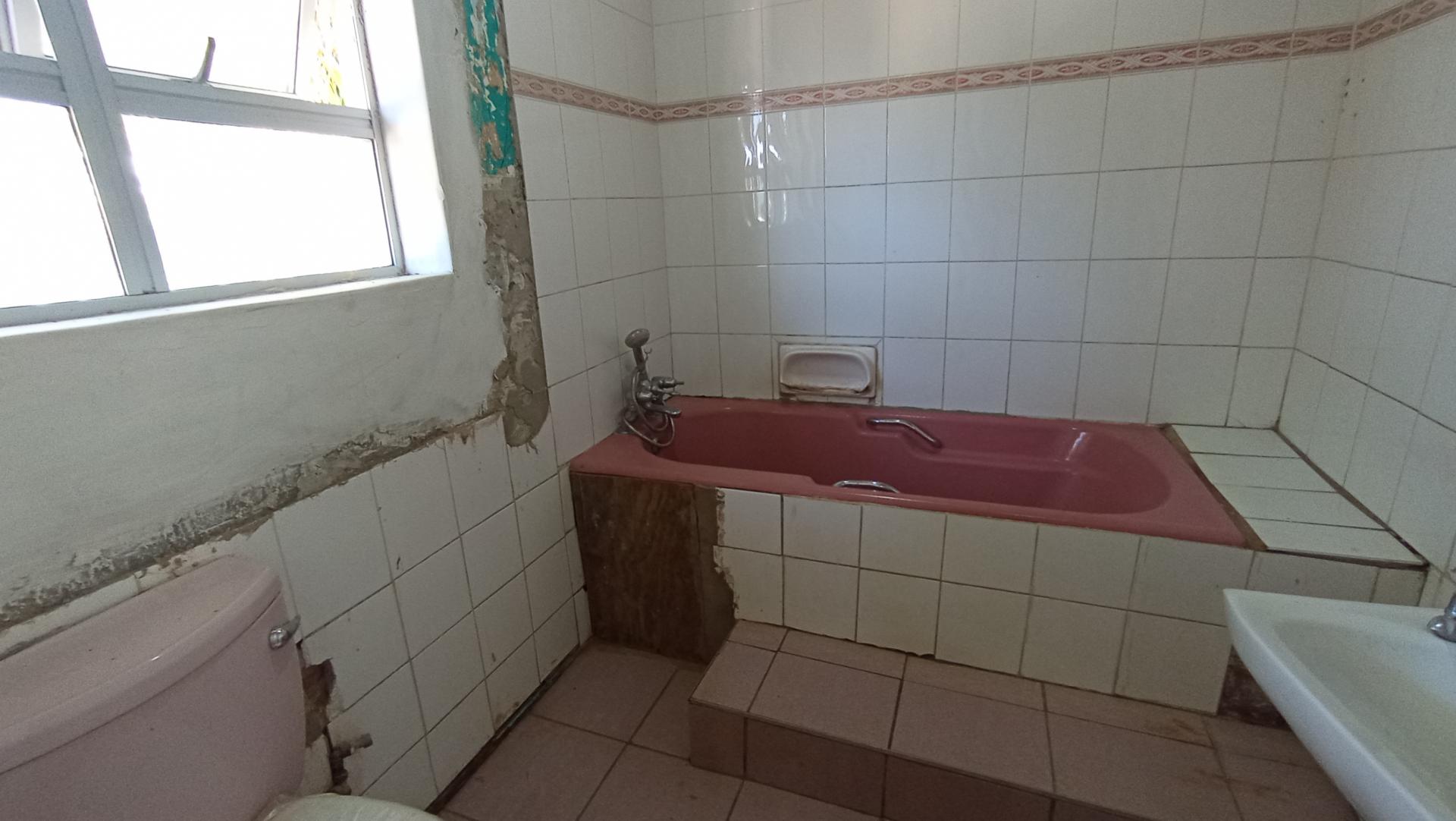 Bathroom 1 - 6 square meters of property in Mount Vernon 
