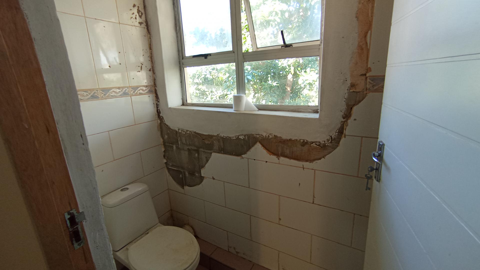 Guest Toilet - 2 square meters of property in Mount Vernon 
