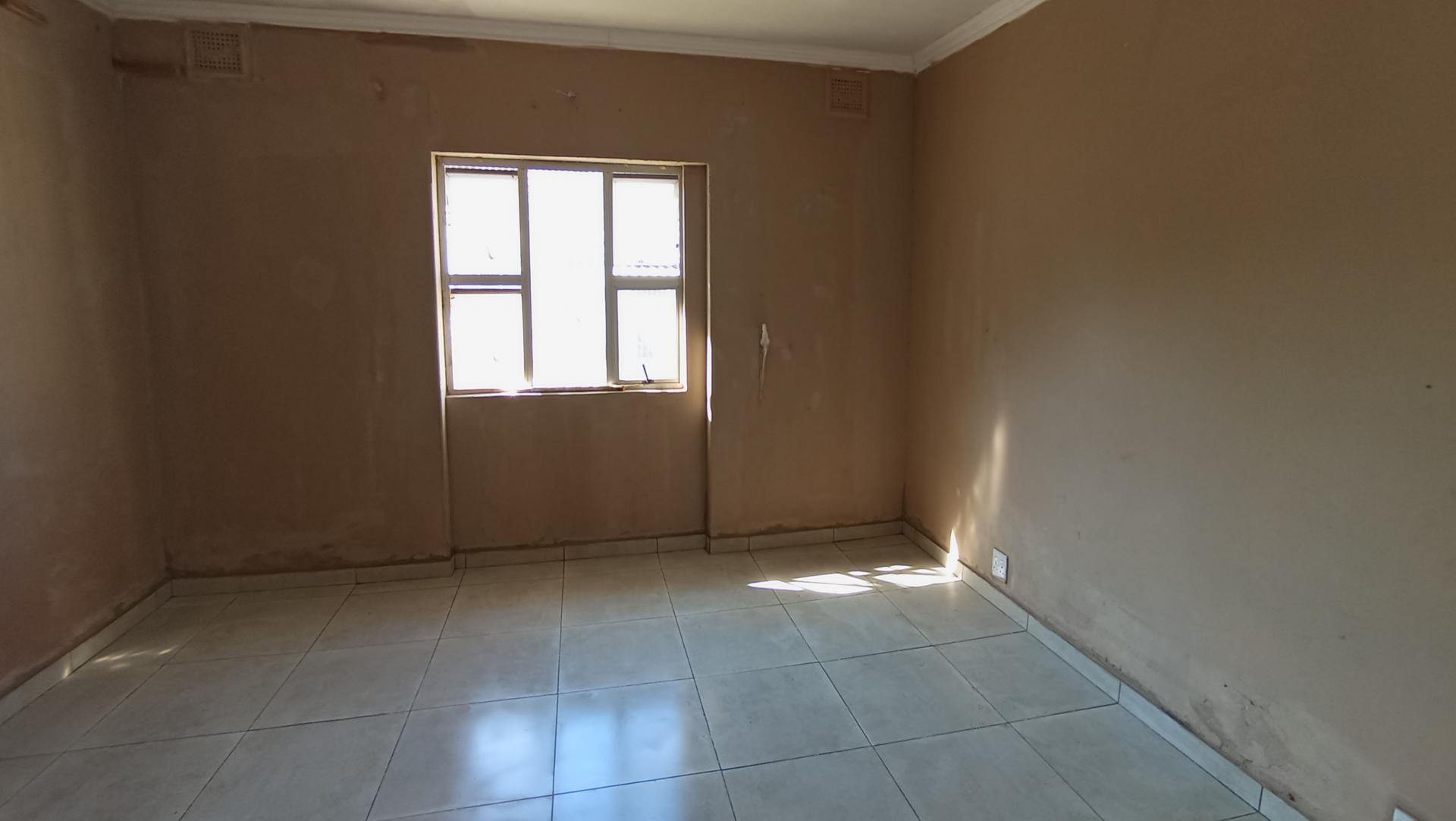 Main Bedroom - 22 square meters of property in Mount Vernon 