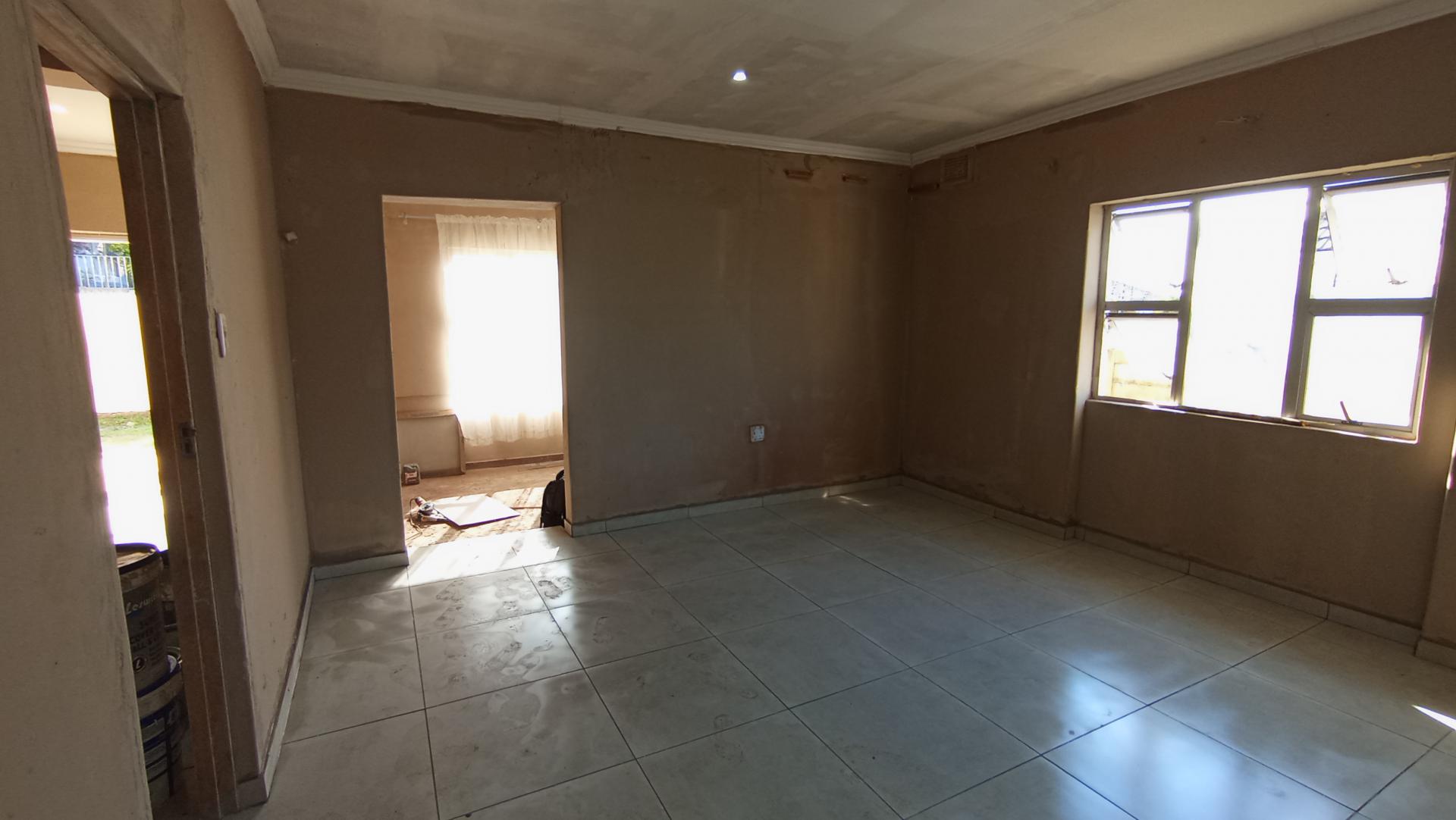 Main Bedroom - 22 square meters of property in Mount Vernon 