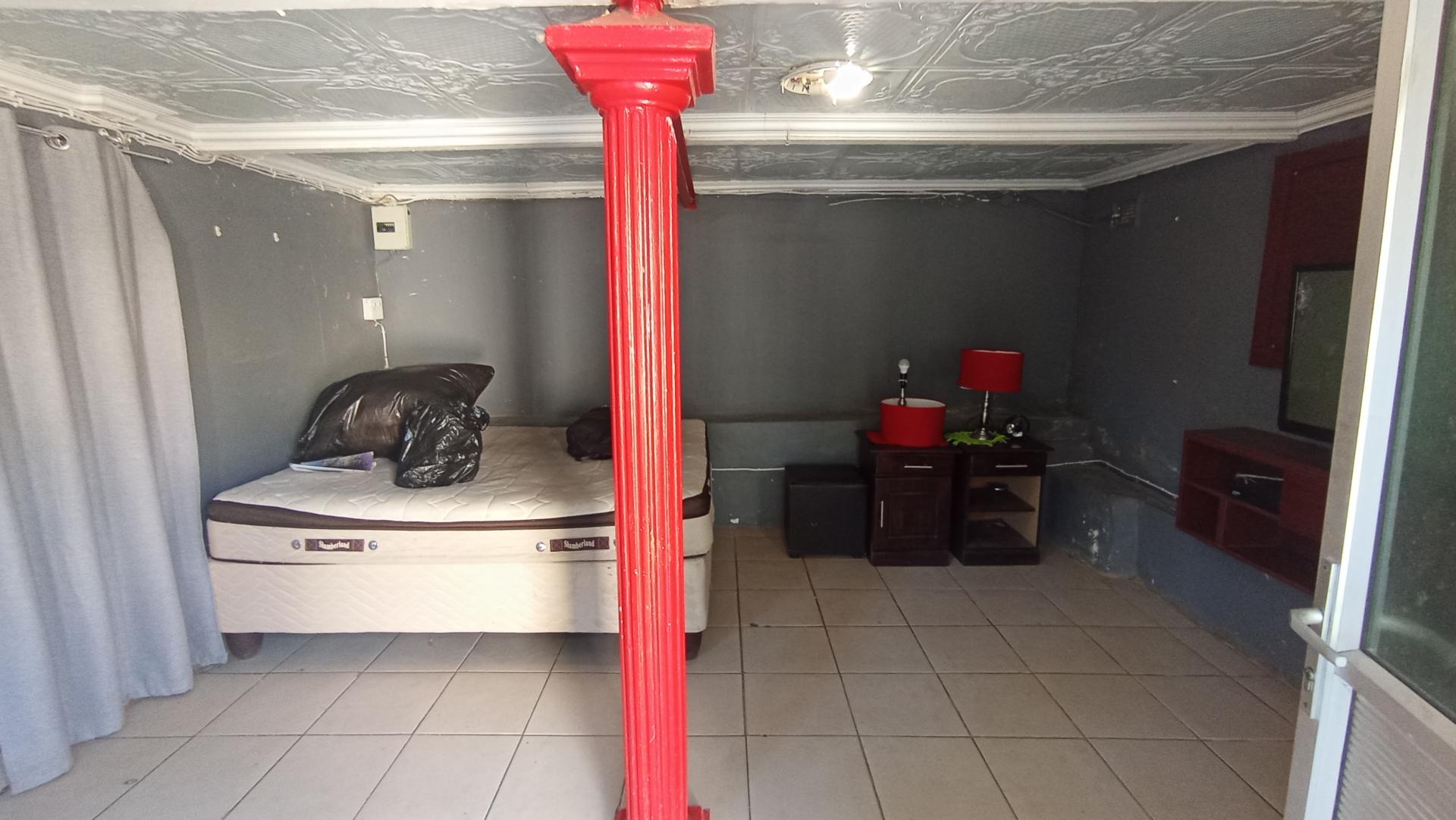 Bed Room 2 - 24 square meters of property in Mount Vernon 