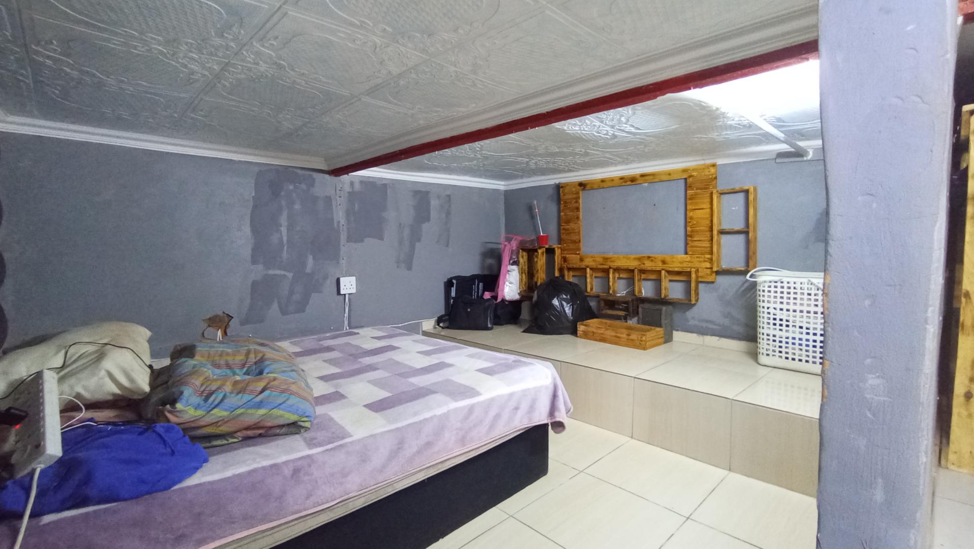 Bed Room 3 - 15 square meters of property in Mount Vernon 