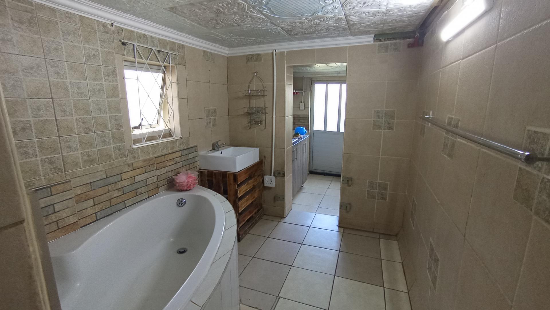 Bathroom 3+ - 5 square meters of property in Mount Vernon 